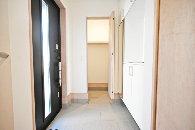 ハートフルタウン伊丹市車塚1丁目の玄関|玄関には土間続きのシューズインクローゼットあり。収納力豊富な空間なので玄関周りをスッキリと片付け出来ます。