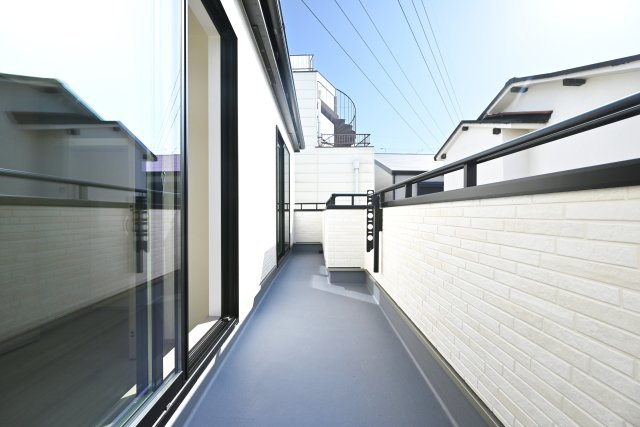 ハートフルタウン伊丹市車塚1丁目のバルコニー|明るい陽当たり良好バルコニーです。洗濯物を干すだけでなく、天気のいい日にのんびりしてみるのも◎