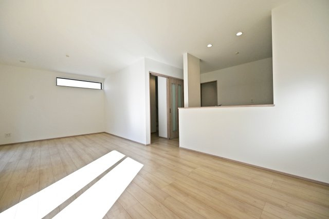 ハートフルタウン伊丹市車塚1丁目の居間・リビング|家具の配置がしやすい形状のリビングは、実生活をイメージしやすいのがうれしいですね。お気に入りの家具でコーディネイトを楽しめます。