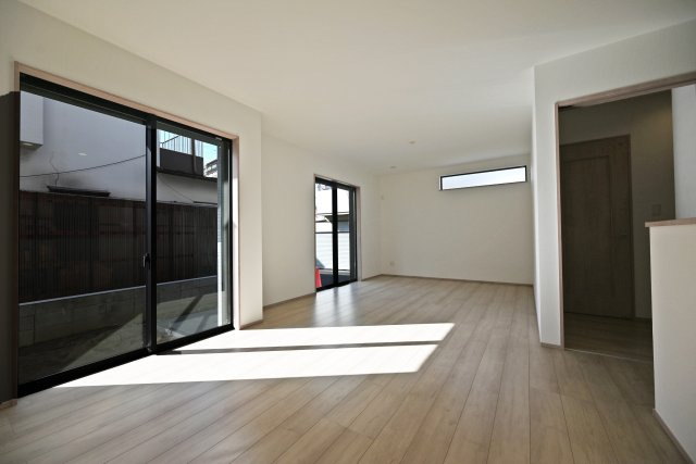 ハートフルタウン伊丹市車塚1丁目の居間・リビング|リビングダイニングに面して大きく開いた窓から自然光が差し込む空間です。家族の笑い声が聞こえてきそうな雰囲気がありますね。