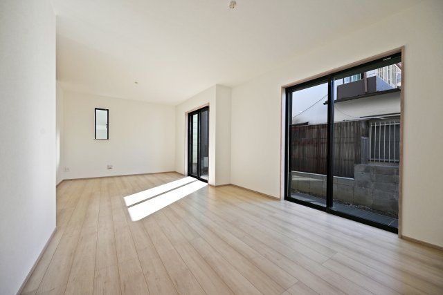 ハートフルタウン伊丹市車塚1丁目の居間・リビング|リビング側からダイニングに向かって撮影した写真です。大きな2つの窓に加えて採光用の窓を他にも設けることによって空間に自然光を取り込んでいます。