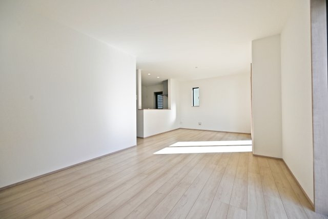 ハートフルタウン伊丹市車塚1丁目の居間・リビング|リビング側からダイニングに向かって撮影した写真です。キッチンでお料理をしている様子が見えるので、お子さんとの会話も弾みそうですね。