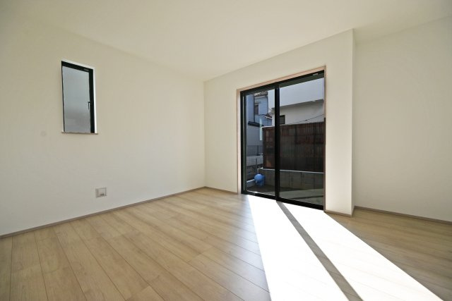 ハートフルタウン伊丹市車塚1丁目の居間・リビング|1階LDKは広々18.3帖でゆとりある広さです。 インテリア配置に困らない間取り設計に加え、家族全員がくつろげるだけの広さがあります。