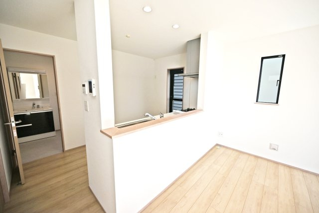 ハートフルタウン伊丹市車塚1丁目のキッチン|オープンタイプの対面式キッチンは、お料理中でも家族との会話が途切れることがないのが◎