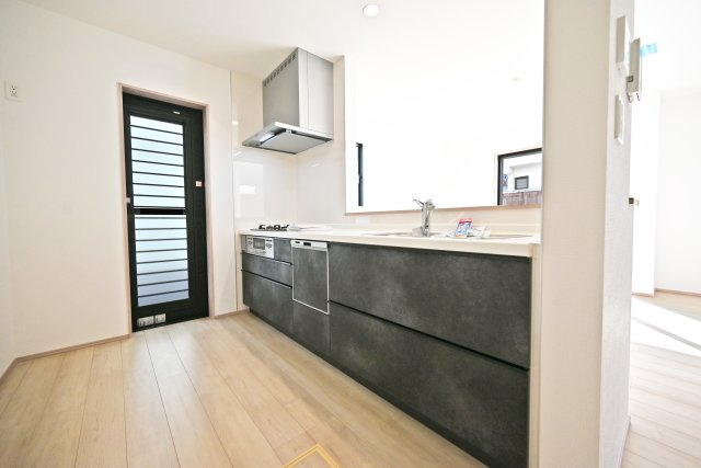 ハートフルタウン伊丹市車塚1丁目のキッチン|キッチンスペースは、食器棚や冷蔵庫を設置しても余裕の広さ。お料理中でも複数の人が余裕ですれ違えます。又、キッチンに勝手口があるので、生ゴミなど室内に置いて置きたくないものも屋外に素早く出せます。