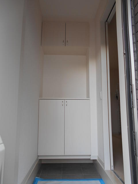 狛江市猪方４丁目のアパートの玄関