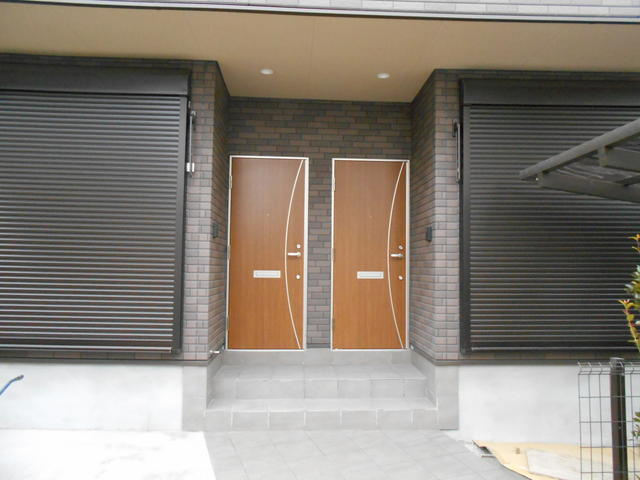 狛江市猪方４丁目のアパートのエントランス