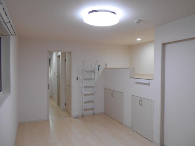 狛江市猪方４丁目のアパートの居間・リビング