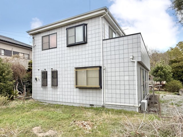 【中古戸建】館林市松原1丁目の外観|■外観｜青空に映える白を基調としたシンプルなデザイン。ホワイトベースの外壁にブラックのサッシでアクセントをきかせたオシャレな外観です♪