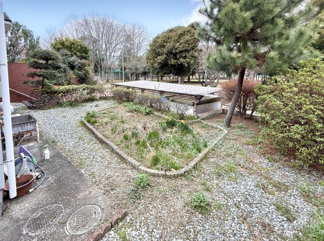 【中古戸建】館林市松原1丁目の庭|■外観｜ガーデニングや家庭菜園などが楽しめ、季節の花や野菜を育てることで四季の移ろいが豊かに感じられお子さまの食育にもつながります。