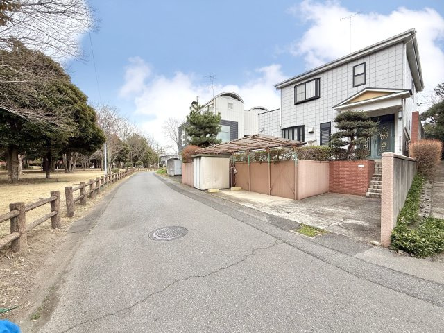 【中古戸建】館林市松原1丁目の前面道路含む現地写真|■外観｜前面道路が広く見渡しが良いので、車の安全確認もばっちり！
