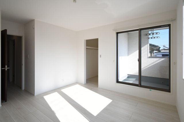 土佐市高岡町乙　新築戸建⑫の洋室|衣類がたっぷり入るWIC付きで、寝室が広々。洗濯動線もスムーズなレイアウトです。※写真はイメージです