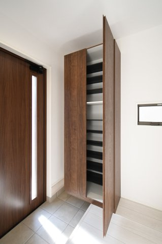 土佐市高岡町乙　新築戸建⑫の玄関|高さのあるシューズボックスで収納力たっぷり。玄関まわりがいつもスッキリします。※写真はイメージです