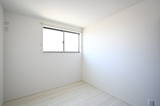 土佐市高岡町乙　新築戸建⑫の洋室|コンパクトながら明るさが心地よい洋室。書斎や子ども部屋にも使いやすい一部屋です。※写真はイメージです