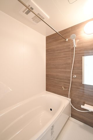 土佐市高岡町乙　新築戸建⑫の浴室|浴室乾燥機付きで雨の日の洗濯も安心。清潔感ある1坪サイズのバスルームです。※写真はイメージです