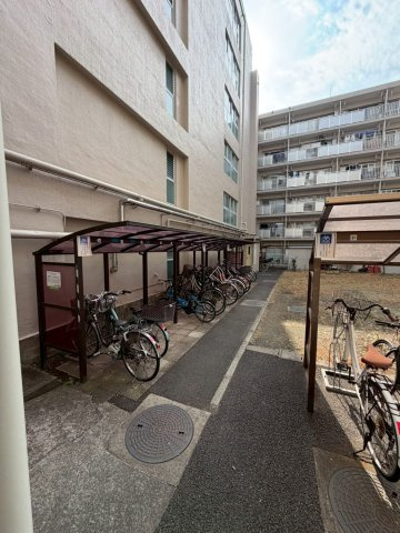 日吉第三コーポの駐車場|駐車場があるので、車を買う予定の方も安心です