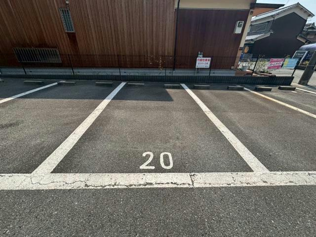 グランディーの駐車場