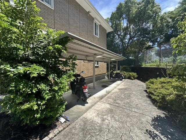 多摩市落合４丁目のアパートの庭