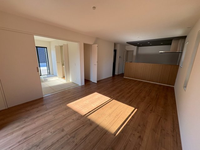 京都郡苅田町大字苅田3期　新築一戸建ての居間・リビング|リビングと横のお部屋を一体型で使えます♪
【苅田町　新築戸建て】