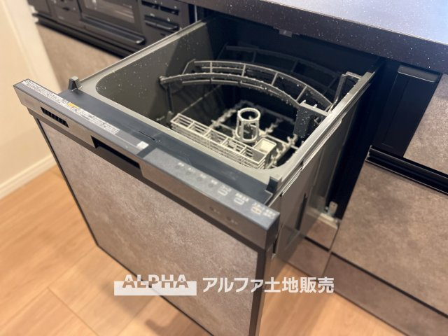 日神パレステージ武蔵砂川のキッチン|【Food washing machine】
◆食洗機◆お子様の面倒を見れる時間が増え時短になります。加えて手荒れも防げてしかも節水が高い為、大変人気があり重宝します。
