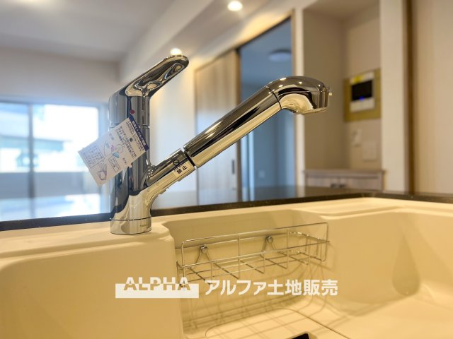 日神パレステージ武蔵砂川のキッチン|【Water cleaner】
◆浄水器◆蛇口から流れ出すお水はクリーンでいつも楽しめます。また浄水器内臓シャワー混合栓なので場所取らずのスッキリとしたスタイルです。
