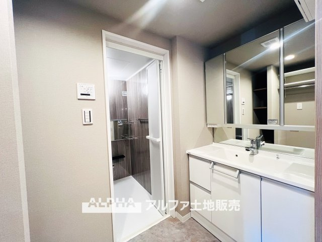 日神パレステージ武蔵砂川のランドリースペース|【Laundry space】
◆ランドリースペース◆広々した空間で雨の日でも十分に洗濯物を乾かすことが出来ます。バスルームには浴室換気乾燥機も付いているので重宝しますね。