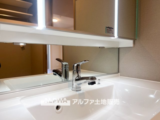 日神パレステージ武蔵砂川の洗面所|【Vanit】◆洗面台◆身支度がしやすい洗面台は、収納力にも配慮した設計。朝の準備から帰宅後まで、家族みんなが使いやすい空間です。