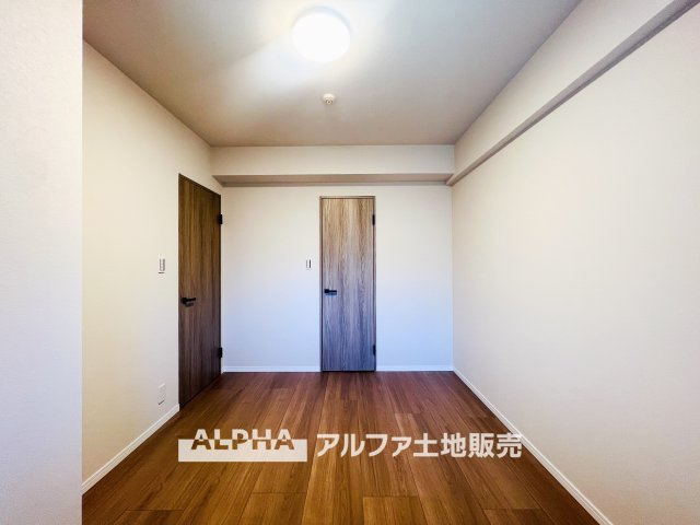 日神パレステージ武蔵砂川の洋室|【cozy room】
◆必要なもの、好きなもの◆しかないから安らげる。そんな部屋にしていく自分なりのデザインに。使いやすい部屋の形、大きい窓色々な用途が実現できる。
