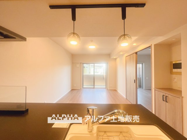 日神パレステージ武蔵砂川の居間・リビング|【A place that feels right】◆自然と人が集まる◆
広がりを感じる住空間と、手触りのある落ち着いた雰囲気。
ここで重ねる毎日が、暮らし方そのものを静かに変えていく。