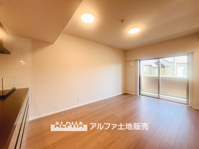 日神パレステージ武蔵砂川の居間・リビング|【A warm space】◆心をほどく場所◆
ゆったりとした空間に包まれ、誰かを迎えることが日常になる住まい。
この環境で暮らすうちに、時間の使い方も、人との距離感も変わっていく。