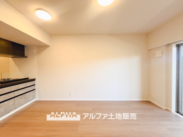 日神パレステージ武蔵砂川の居間・リビング|【A cozy space】◆余白のある暮らし◆
人を招いても、ひとりで過ごしても心地よい住空間。
温もりを感じるこの場所が、暮らしの輪郭をやさしく描いていく。