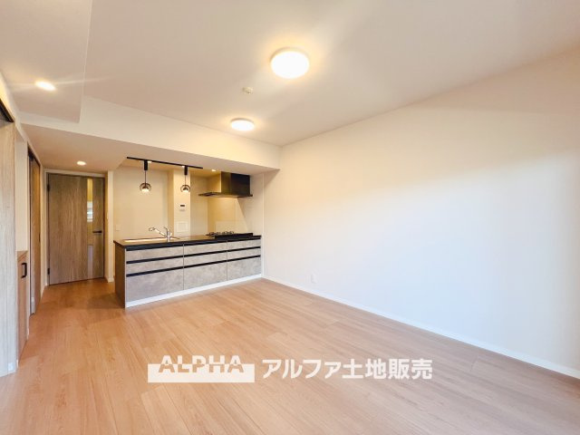 日神パレステージ武蔵砂川の居間・リビング|【Gentle Time】◆やさしい時間が流れる場所◆
包み込むような空間が、日々の緊張をそっと解く。ここで過ごすうちに、時間も人との関係も、心地よく変化していく。