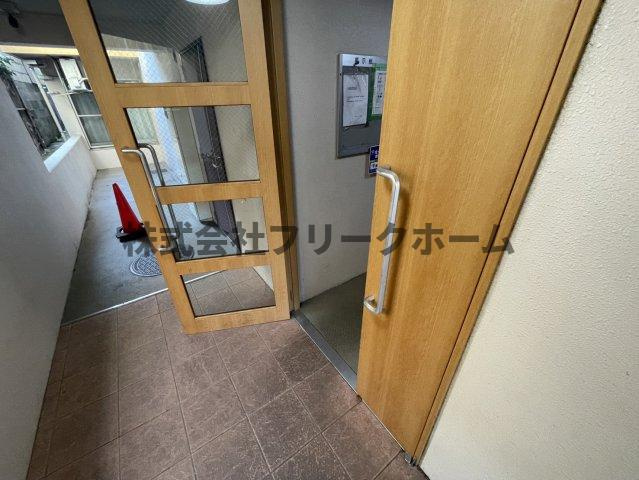 小金井市東町４丁目の賃貸マンションのエントランス