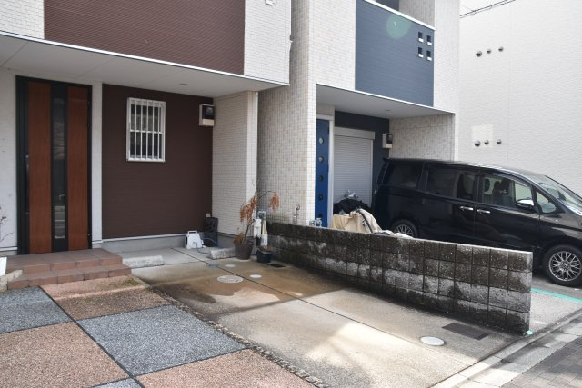 北大路駅5分 好きなことが、暮らしになる家の駐車場|車種によっては2台駐車可能です