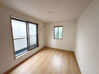 【洋室】 | 旭ヶ丘北町２丁　中古戸建 | ２面採光のお部屋ありますよ♪穏やかな光が差し込む室内には、穏やかな時間が流れます！休日には、落ち着いた空間で自分の趣味を楽しむのはいかがですか。