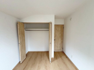 【収納】 | 旭ヶ丘北町２丁　中古戸建 | クローゼットにはハンガーパイプが付いているので、洋服も綺麗に収納できますね！