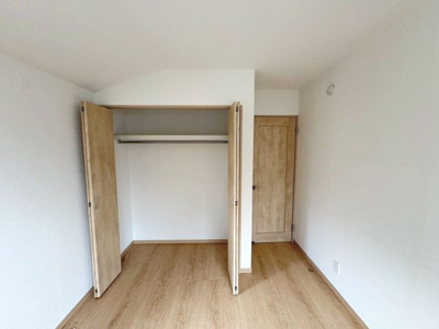 【収納】 | 旭ヶ丘北町２丁　中古戸建 | クローゼットにはハンガーパイプが付いているので、洋服も綺麗に収納できますね！