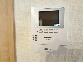 【防犯設備】 | 旭ヶ丘北町２丁　中古戸建 | ＴＶモニター付きインターホンですので、突然の来客時にも外の様子が確認できて安心です！