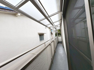 【バルコニー】 | 旭ヶ丘北町２丁　中古戸建 | 【南西面バルコニー】屋根が付いているので突然の雨でも洗濯物が濡れにくく安心です！