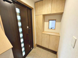 【玄関】 | 旭ヶ丘北町２丁　中古戸建 | ゆとりの玄関ですよ！シューズボックスございますので、散らかりがちな玄関も片付きますね！