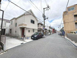 【前面道路含む現地写真】 | 旭ヶ丘北町２丁　中古戸建 | 前面道路約５．９ｍ！広々運転の苦手な方も安心ですね！