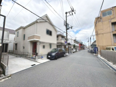 【前面道路含む現地写真】 | 旭ヶ丘北町２丁　中古戸建 | 前面道路約５．９ｍ！広々運転の苦手な方も安心ですね！