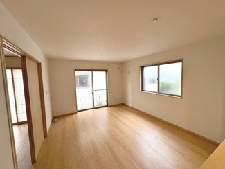 【居間・リビング】 | 旭ヶ丘北町２丁　中古戸建 | 太陽光パネル！オール電化住宅！家計にも地球にも優しい住まいに家族の笑顔も増えますね♪