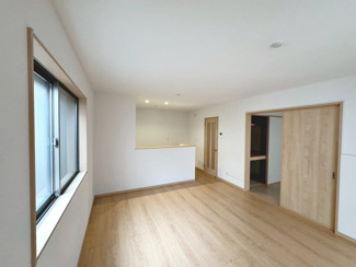 【居間・リビング】 | 旭ヶ丘北町２丁　中古戸建 | 【ＬDＫ約１４．３帖】２面採光の明るい住まいに家族の時間も増えますね！！