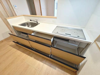 【キッチン】 | 旭ヶ丘北町２丁　中古戸建 | 【ＩＨクッキングヒーターのシステムキッチン】収納があるおかげでキッチンも広く利用できるのは、お料理される方の嬉しいポイント♪