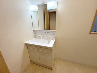 【独立洗面台】 | 旭ヶ丘北町２丁　中古戸建 | ゆとりのある洗面室ですよ！シャワー付洗面台で朝の身支度もスムーズにできますね！