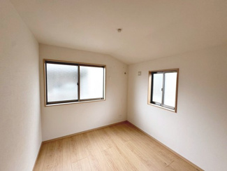 【子供部屋】 | 旭ヶ丘北町２丁　中古戸建 | トイレ１階と２【令和１年５月建築】まだまだ綺麗なお家です！是非現地にてご確認ください♪階の２カ所ございますので、忙しい朝も混雑せず嬉しいですね！