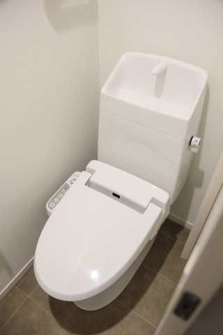 【トイレ】 | Calm古賀 | ウォシュレット付きのトイレです。写真は類似のお部屋です。