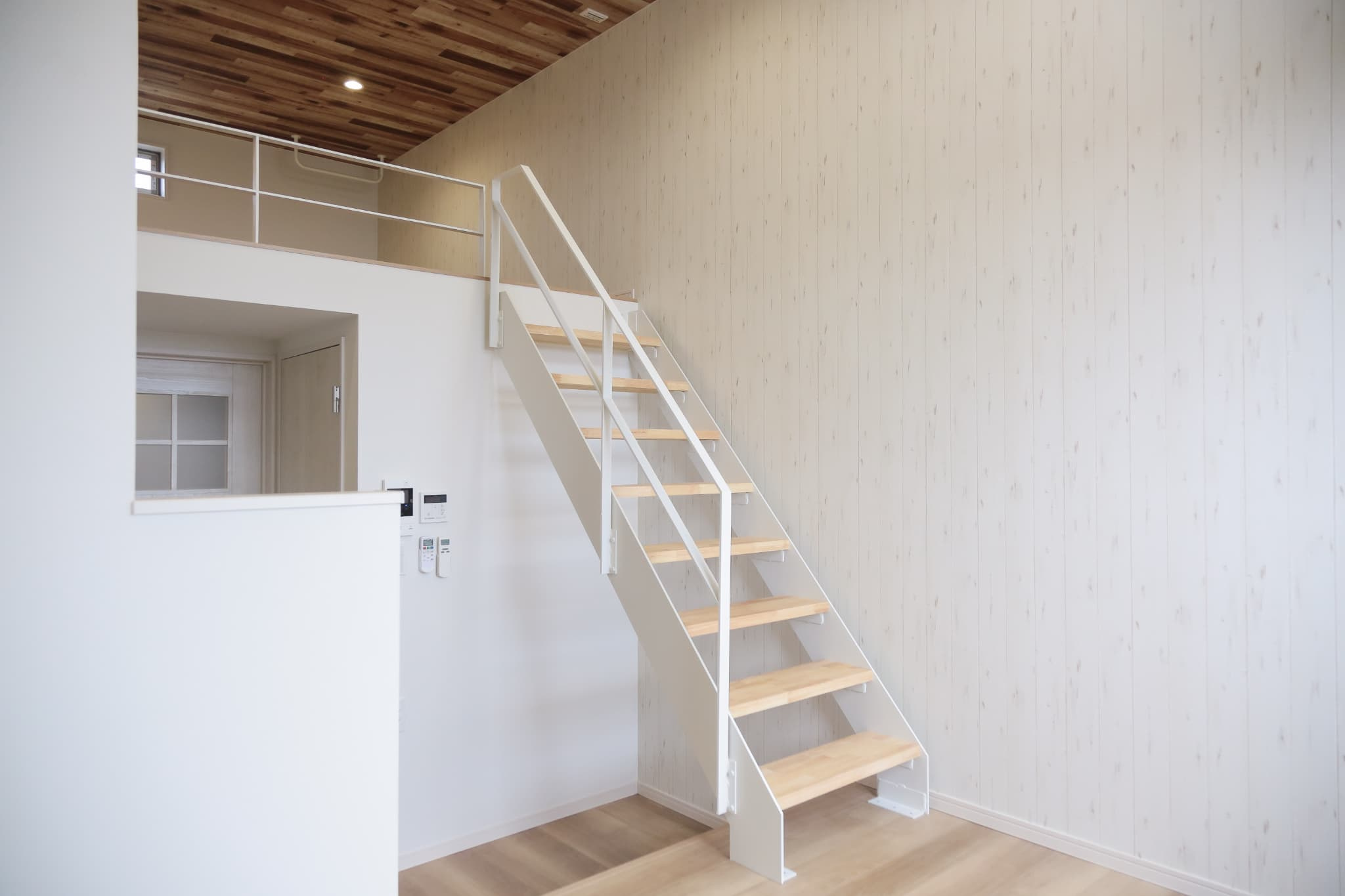 【内装】 | Calm古賀 | ロフトへは階段で移動ができます。写真は類似のお部屋です。