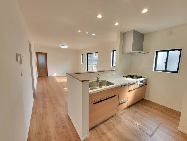 【クライン】下野市川中子 第1期のキッチン|○1号棟　キッチン○
扉を勢いよく閉めても、減速してスーッと静かに閉まります。深型のフロアストッカー
出し入れしやすく、たっぷり入る深型の収納は作業がますますはかどります。
※2026年2月撮影